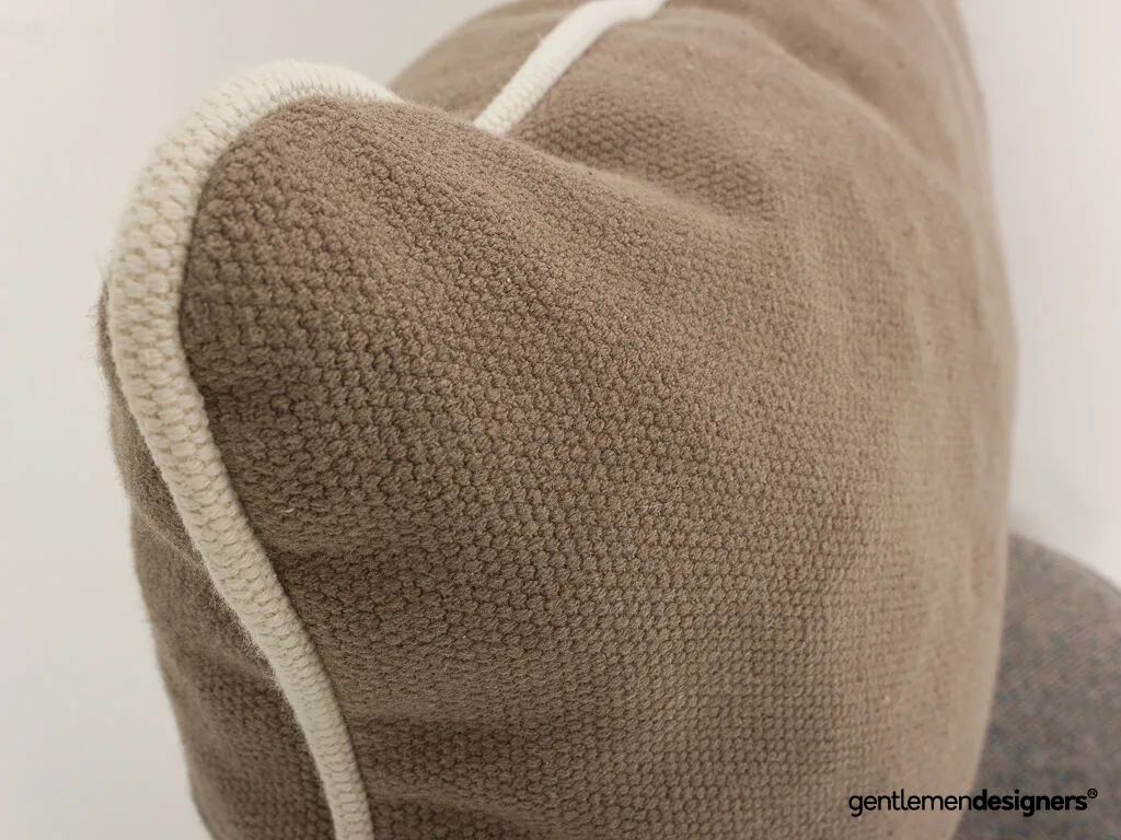 Coussin gris passepoil, fait à la main 