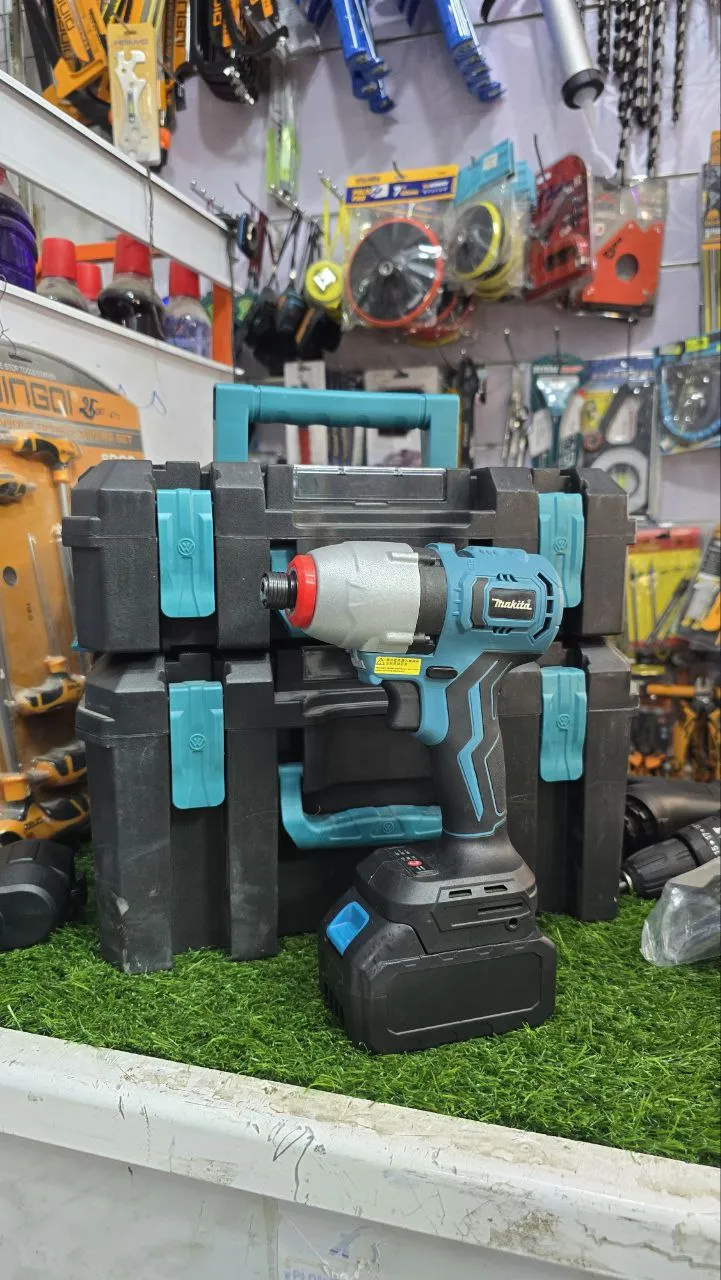 Outil multifonction 10 en 1 "marque Makita" 